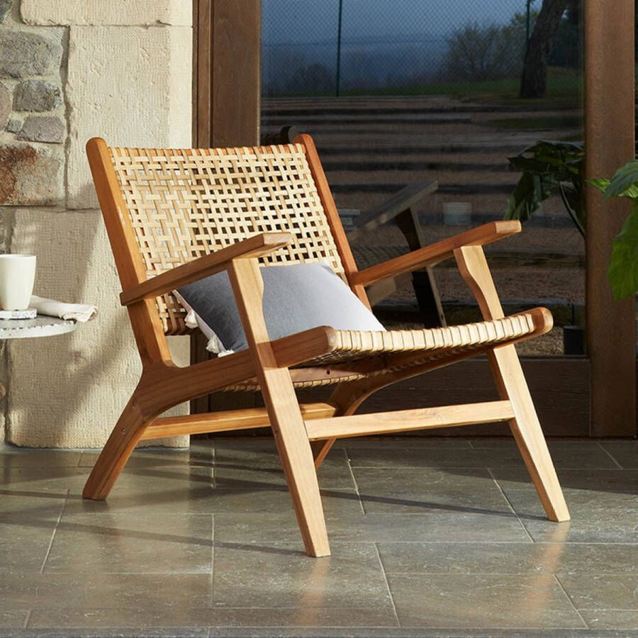 Kave Home Grignoon fauteuil in massief acaciahout en gevlochten synthetisch rotan FSC 100%