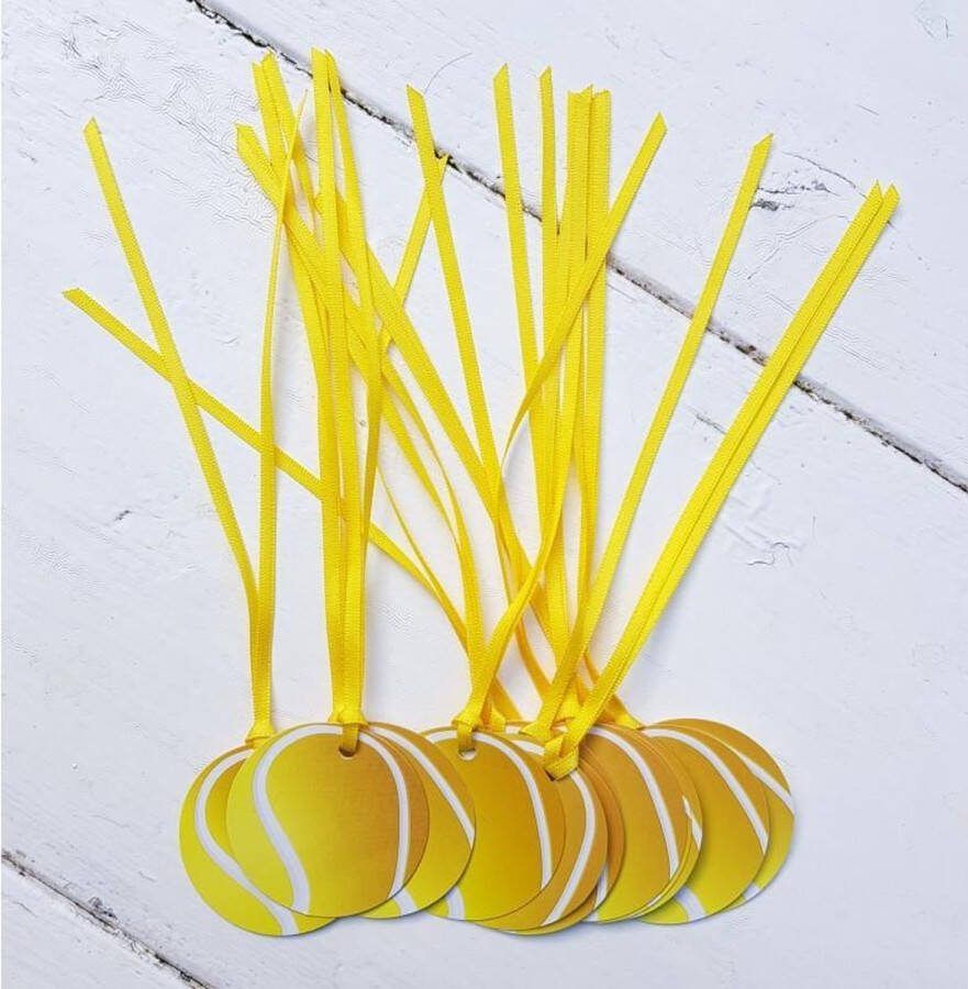 4thePerfectParty 12 kaartjes in de vorm van een tennisbal aan gele lintjes tennis tennisbal kaart geel sport tag bedankje give-away sport