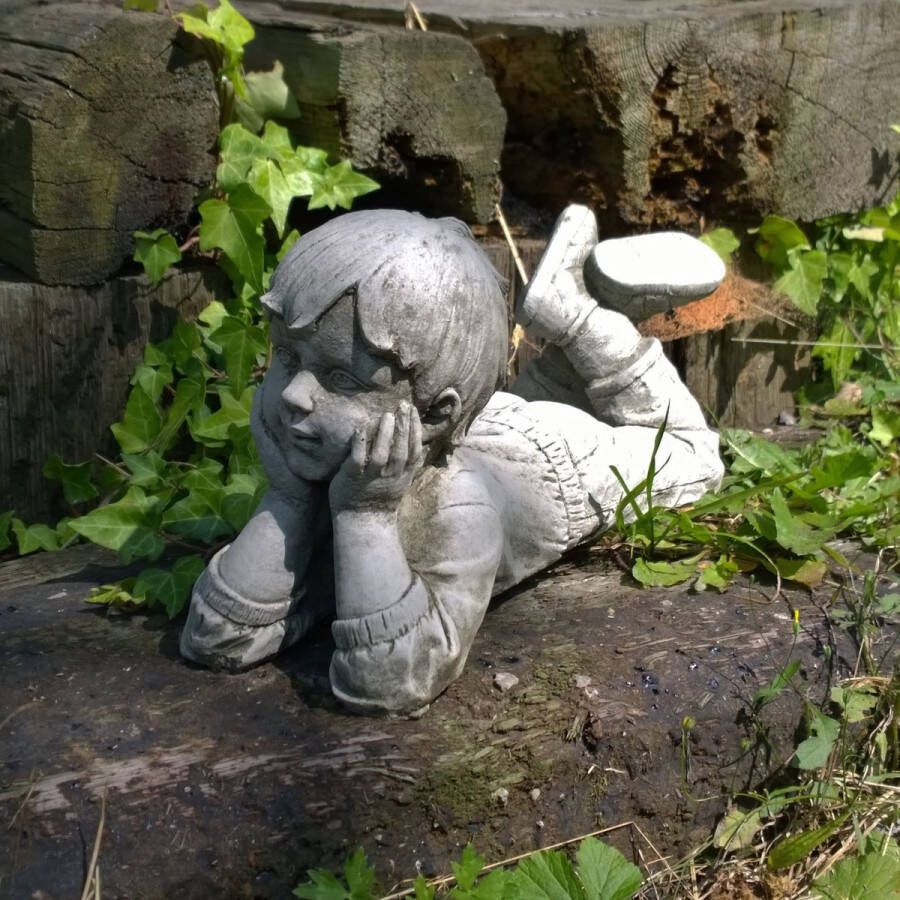 A&S Estates Betonnen tuinbeeld dagdromende jongen