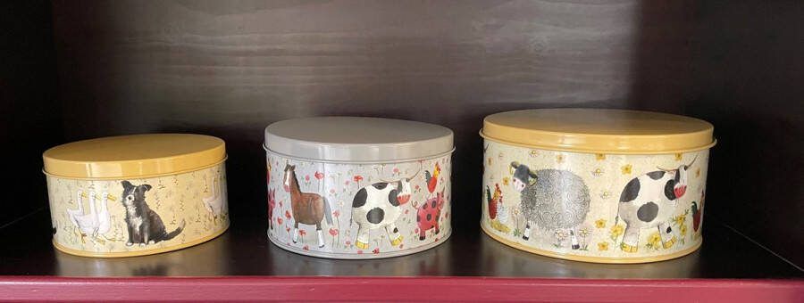 Alex Clark Art Alex Clark Cake Tin set Daisyfield Fam ~ 3 st. voorraadblikken voor koekjes e.d
