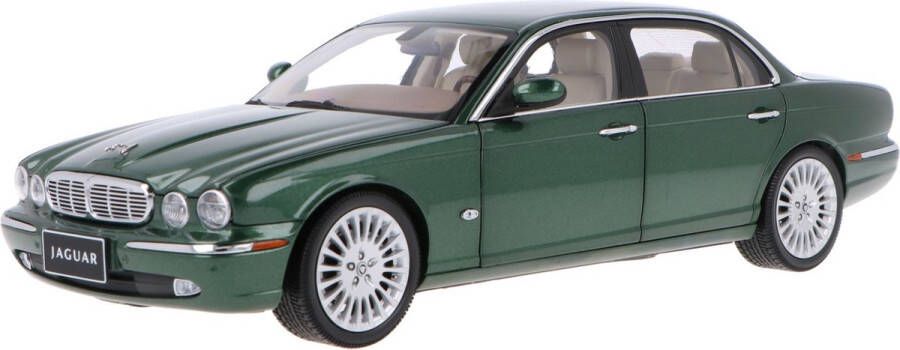 Almost Real Het 1:18 gegoten model van de Jaguar XJ6 X350 in Racing Groen. De fabrikant van het schaalmodel is . Dit model is alleen online verkrijgbaar