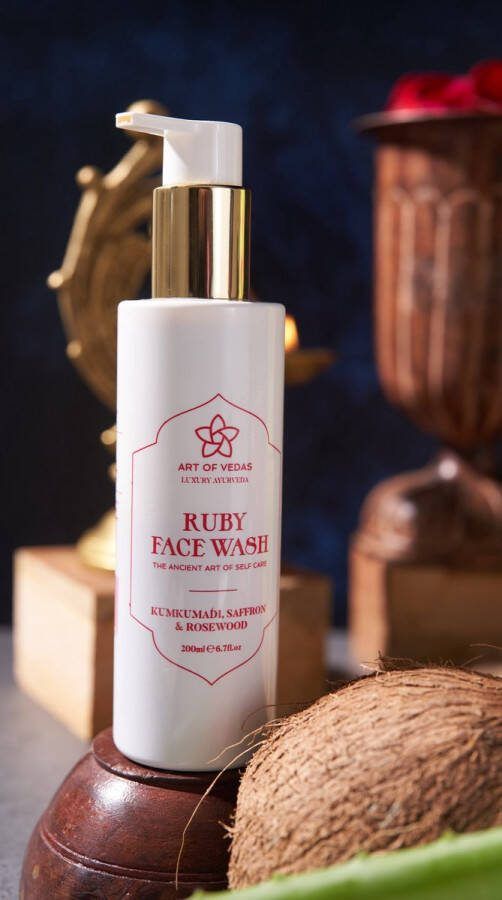Art of Vedas Ruby Face Wash Ayurvedische Verzorging Sulfaatvrij Natuurlijke Glans met Kumkumadi Olie en Safraan 200ML