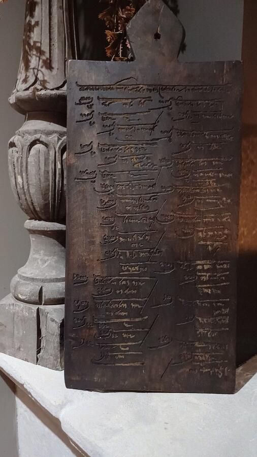 Artisan serveerplank met hindi schrift landelijk sober