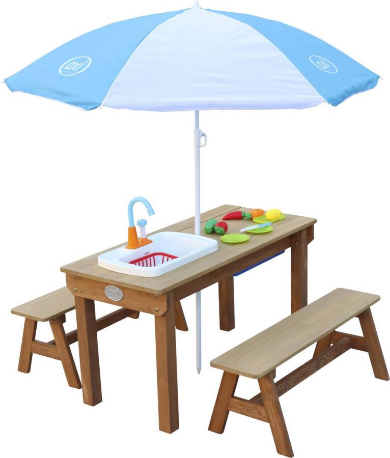 AXI Dennis Zand & Water Picknicktafel met Speelkeuken Wastafel en losse bankjes in Bruin Met Parasol in Blauw Wit Incl. 17-delige accessoire-set
