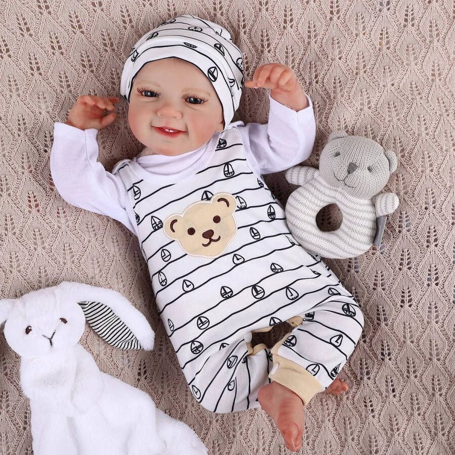 Babeside Reborn baby pop 'Levi' 50 cm Full body vinyl Blauwe ogen Witte Beer Outfit Romper shirt muts luier fles speen rammelaar In geschenkdoos