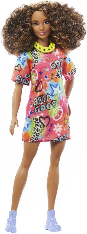 Barbie pop fashionista's bruin krullend haar T-shirtjurk met graffitiprint
