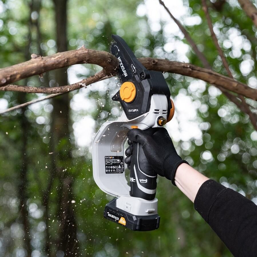 Batavia Mini Kettingzaag Chainsaw 6'' Nexxsaw 18V Incl. 2.0 Ah Accu 2.4 Ah Oplader Met deze compacte kettingzaag zaag je snel en gemakkelijk takken en andere houtsoorten Maxxpack