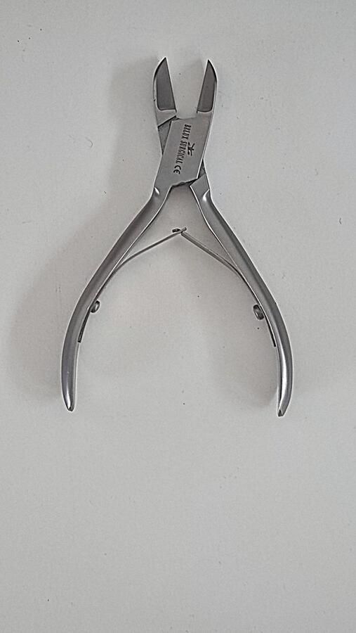 Belux Surgical Insruments Belux surgical instruments Nageltang nagelknipper gebogen 11cm rvs
