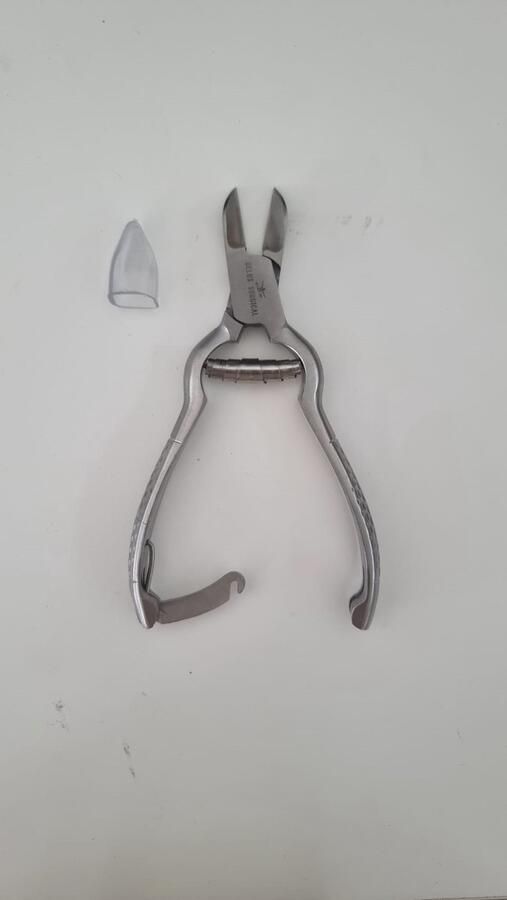 Belux Surgical Instruments Beluxsurgical instruments nagelknipper met rolveer- 14 cm- rvs- gebogen bek