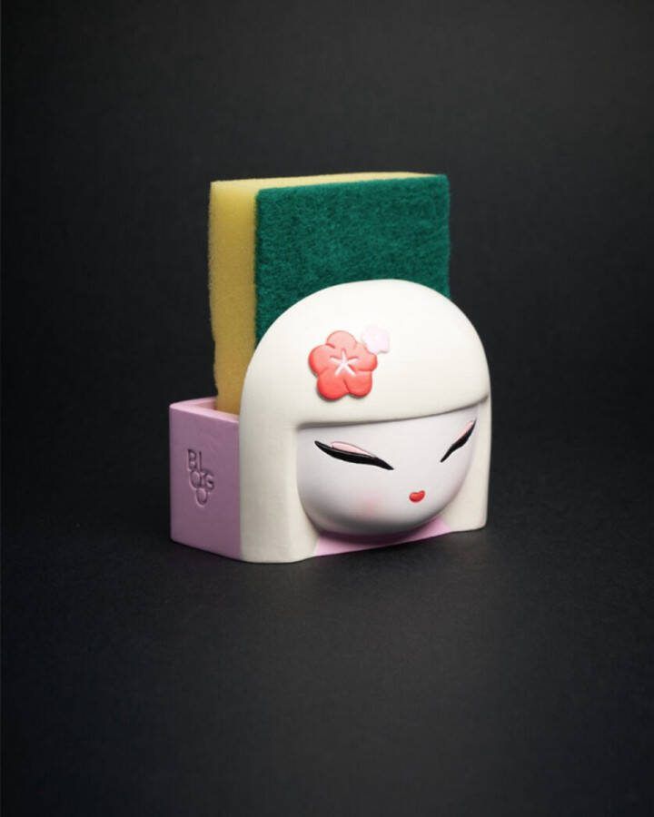 BLOGO Design GEISHA KOKESHI Limited Edition Collection “SAKURA polyresin Sponshouder Gootsteen B8 4xD6 5x H7 5cm Gewicht 300 gr