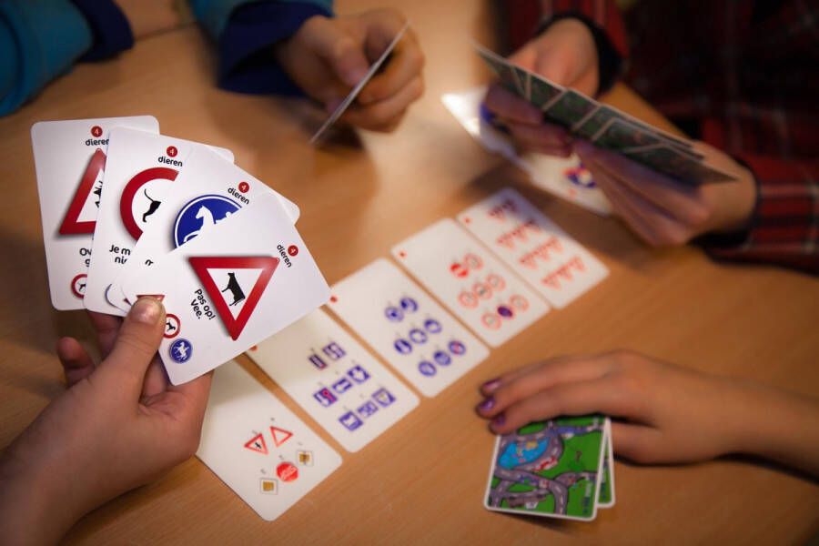 Bokabox Bordenkwartet educatief kwartet waarmee de betekenis van de verkeersborden heel effectief geoefend wordt. Door een extra spelrergel worden spelers extra gemotiveerd de borden te kennen.