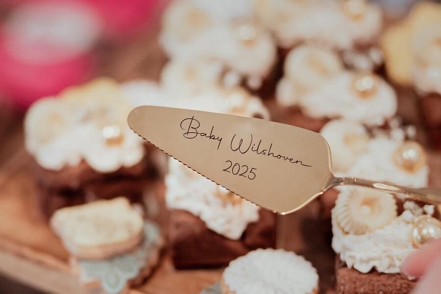 BolleToet taartschep baby + achternaam baby opkomst baby on the way zwangerschapsaankondiging