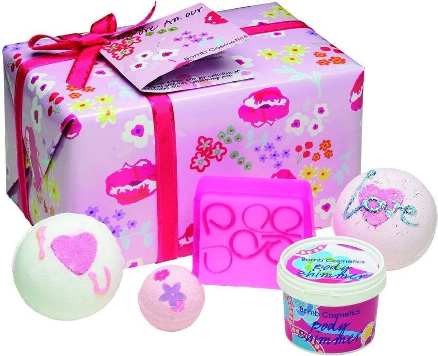 Bomb Cosmetics Bad Geschenkset More Amour met handgegoten zeep bath bombs en meer!