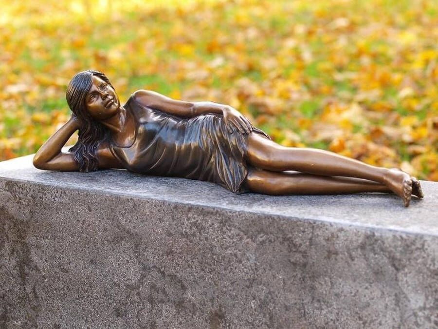 Bronzartes Tuinbeeld bronzen beeld Liggend meisje 14 cm hoog