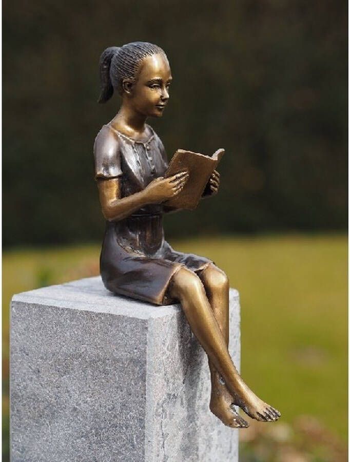 Bronzartes Tuinbeeld klassiek bronzen beeld Klein lezend meisje 22 cm hoog