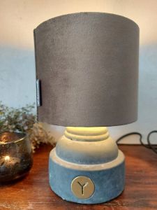 Brynxz Landelijke tafellamp van beton met fluwelen lampenkap Majestic Black Hoogte 21.5cm