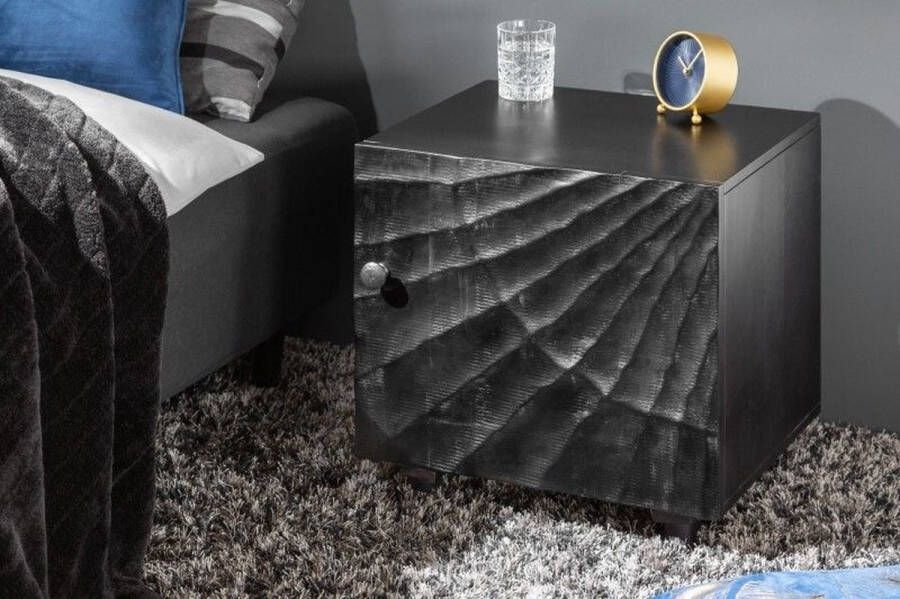 Invicta Interior Massief nachtkastje SCORPION 50 cm zwart mangohouten bijzettafeltje met 3D-houtsnijwerk 40430