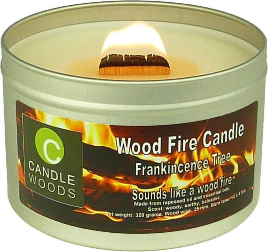 C Candle Woods Candle Woods grote knetterende houtvuur geur kaars Frankincence Tree in blik met vensterdeksel en houtlont. Wierook geur.
