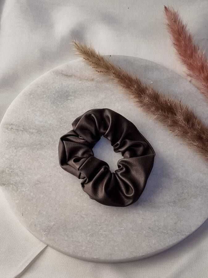 C-Line Scrunchie Bruin Leatherlook Imitatie Leer Haarelastiek Updo Ponytail Bun Hair Tie