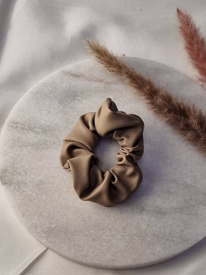 C-Line Scrunchie Wit Beige Leatherlook Imitatie Leer Haarelastiek Updo Ponytail Bun Hair Tie