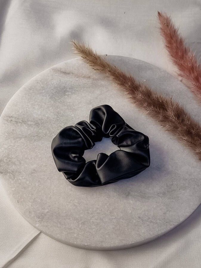 C-Line Scrunchie Zwart Leatherlook Imitatie Leer Haarelastiek Updo Ponytail Bun Hair Tie