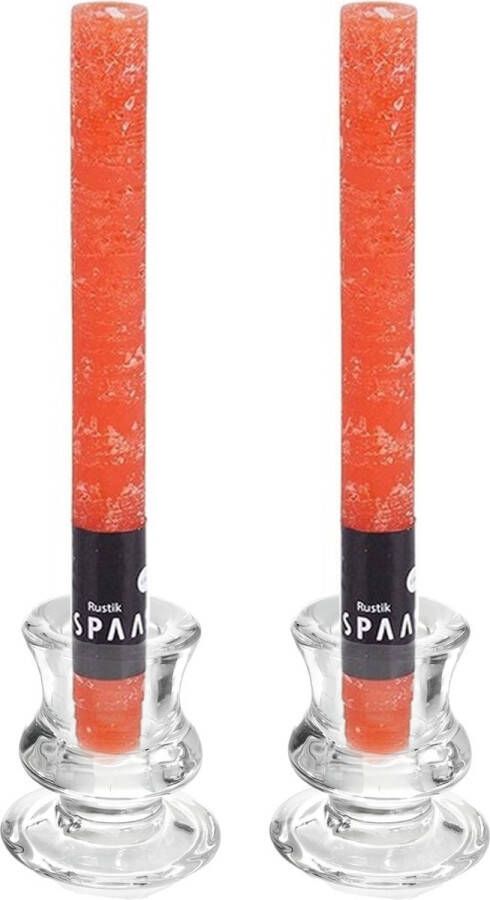 Candles by Spaas Kaarsen set 2x kandelaars glas 12x dinerkaarsen oranje Dinerkaarsen