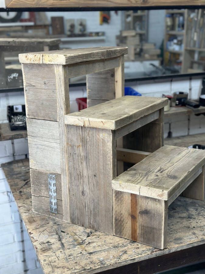 Chansteigerhout Opstapje van resten steigerhout. Is stevig en veilig! Heb ook andere modellen in de verkoop