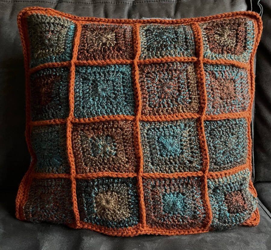 Corneeltje Wol James C. Brett HAAKPAKKET KUSSEN SOLID SQUARE ROEST AQUA BRUIN 50 X 50 CM