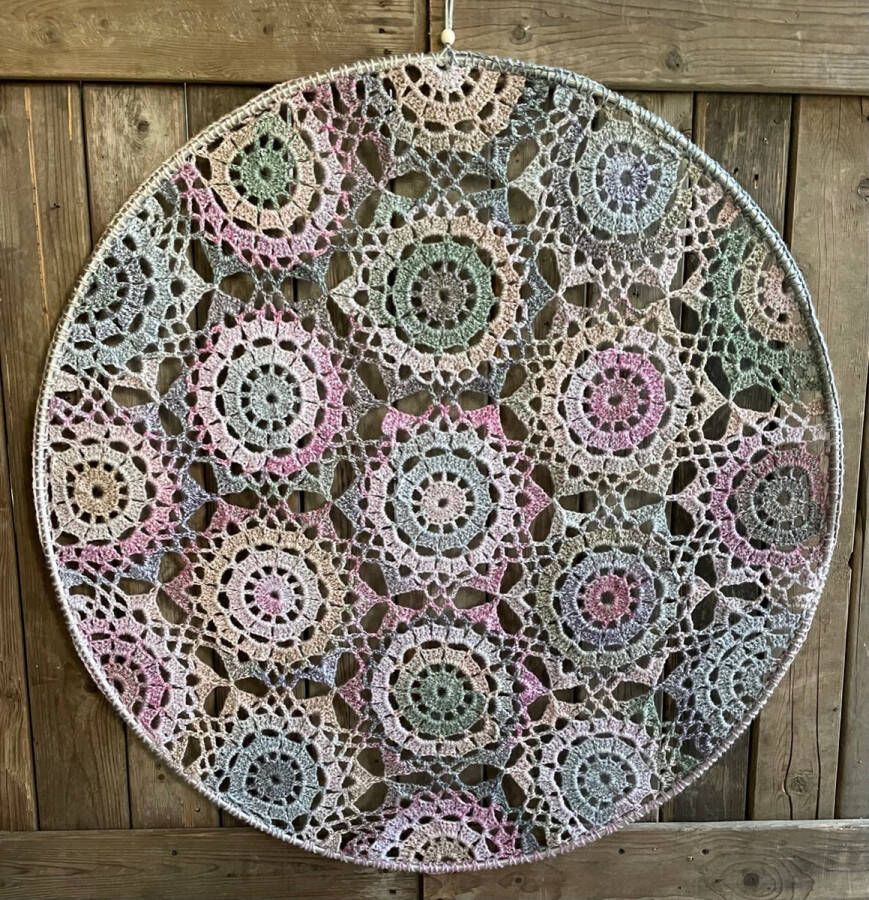 Corneeltje wol -James C.Brett. HAAKPAKKET DROMENVANGER-MANDALA MC 79 XL 100 CM.