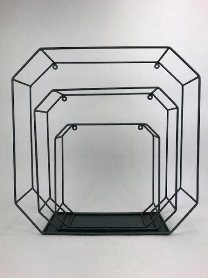 CottonCounts Set van drie stoere wandrekken van metaal. De afmetingen zijn: 50x15x50 40x12x40 30x10x30 cm