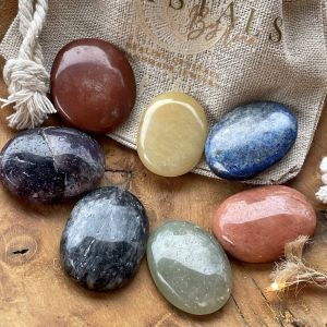 Crystals by Lina Set van 7 Chakra stenen met splitarmband in rookkwarts in een duurzaam geschenkzakje chakra meditatie trommelstenen