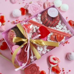 Cupcakedozen.nl Zuurstokroze (brievenbus)doos voor koekjes 250 x 155 x 26 mm