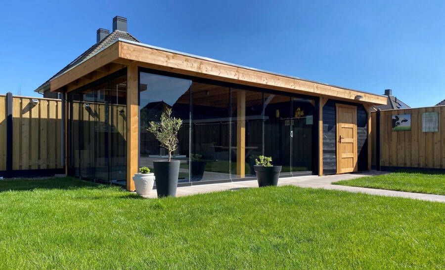 De Blokhutproducent Blokhut met overkapping 250 x 350 cm + luifel 500 cm tuinhuis behandeld (+evt. glasschuifwand)