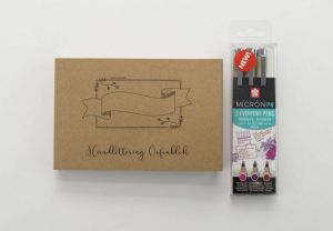 De Papier Fabriek Handlettering A6 Oefenblok + Sakura Pigma Micron PN Pennen Set van 3 Roze Paars Bordeaux)