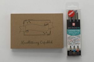 De Papier Fabriek Handlettering A6 Oefenblok + Sakura Pigma Micron PN Pennen Set van 3 (Zwart Rood Blauw)