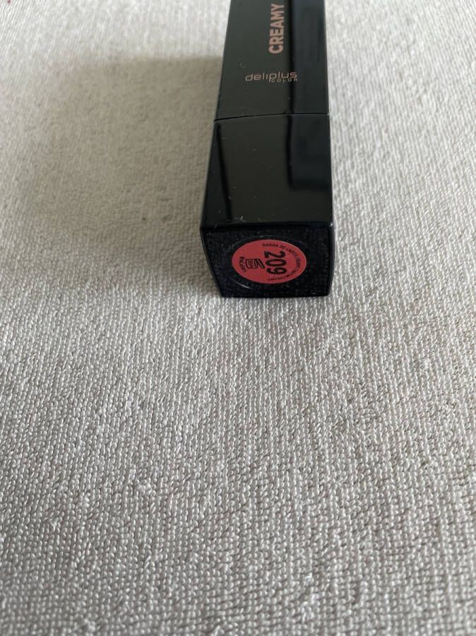 Deliplus Lipstick creamy oranjeroze nr 209. Van het mooie Spaanse merk . Blijft lang zitten