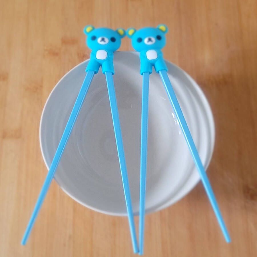 Merkloos Sans marque 2 paar eetstokjes voor kinderen met hulpstukje Chopsticks for kids Beer lichtblauw Blue (2 setjes)