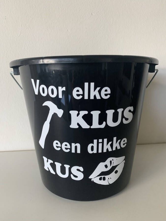 Emmer: voor elke klus een dikke kus. Huishoudemmer zwart 5 liter. Vaderdag verjaardag