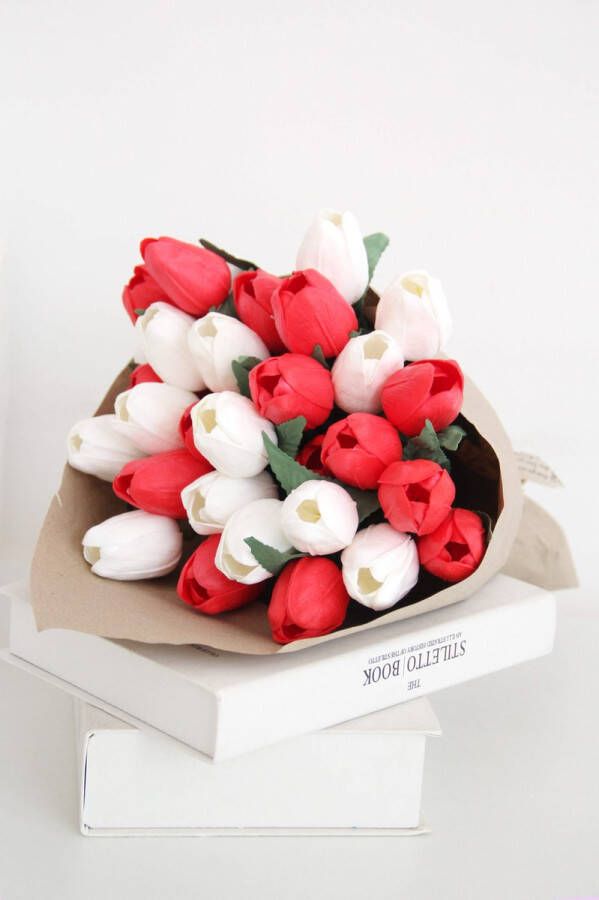 Merkloos Sans marque Tulpen Bloemen Boeket 30 Kunst Tulpen rood en wit Kant en klaar boeket – Lente – 2 Kleuren – Exclusief vaas – Plukboeket Veldboeket – 30-35 cm hoog – Kunstbloemen nep bloemen nepbloemen kunstplanten