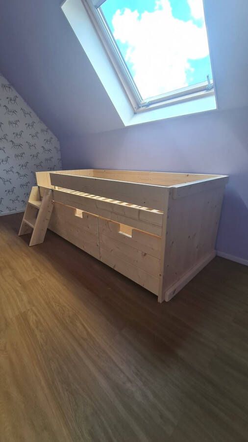 Droommeubel Concurrent Half hoogslaper steigerhouten kinderbed met opbergruimte