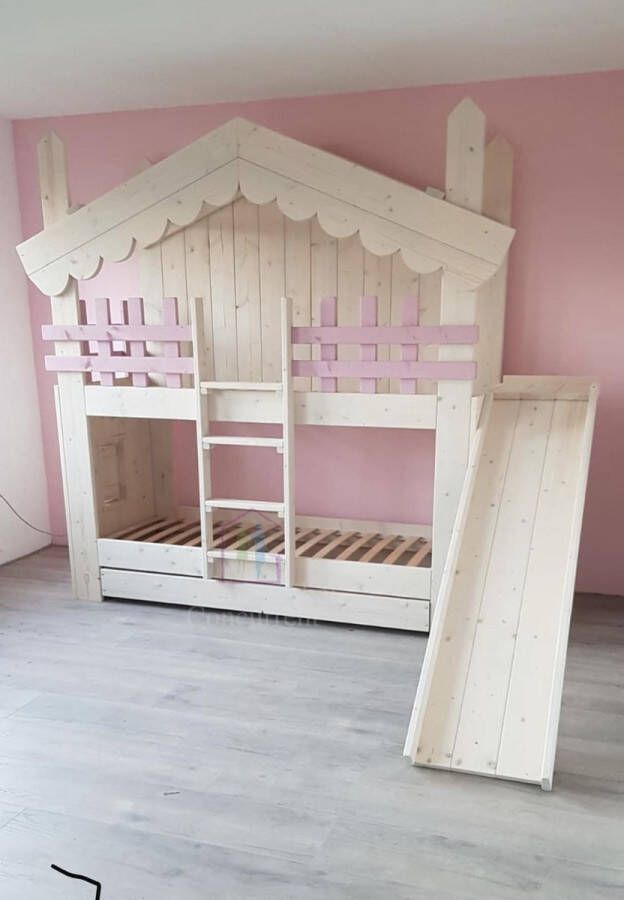 Droommeubel Concurrent Sarah Bedhuisje | Boomhutbed | Steigerhout | Kinderbed | Whitewash met Roze afwerking