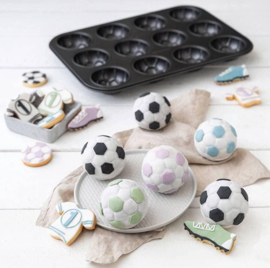 12-delige muffinvorm voor muffins en cupcakes uit de serie Soccer Baking hittebestendig muffinblik met anti-aanbaklaag Zenker. Muffin tin