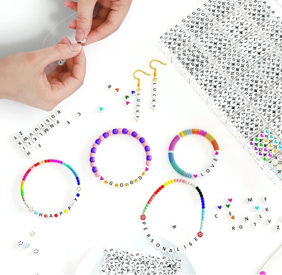 1400 stuks letterkralen Acrylletterkralen voor armbanden A-Z letterkralenset armbanden met hart en smiley-kralen voor het maken van sieraden armbanden halskettingen kinderen