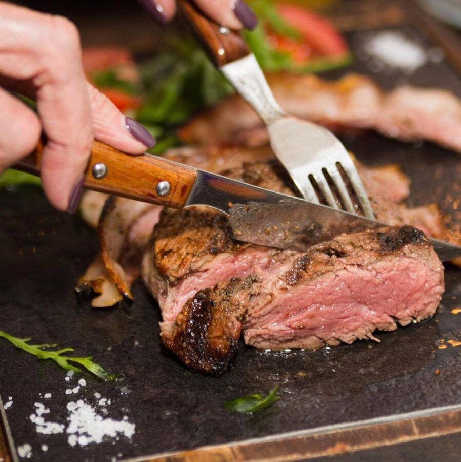 24-delig steakbestekset voor 12 personen steakmessen en vorkmessen steakvorken van staal en hout retrobruin