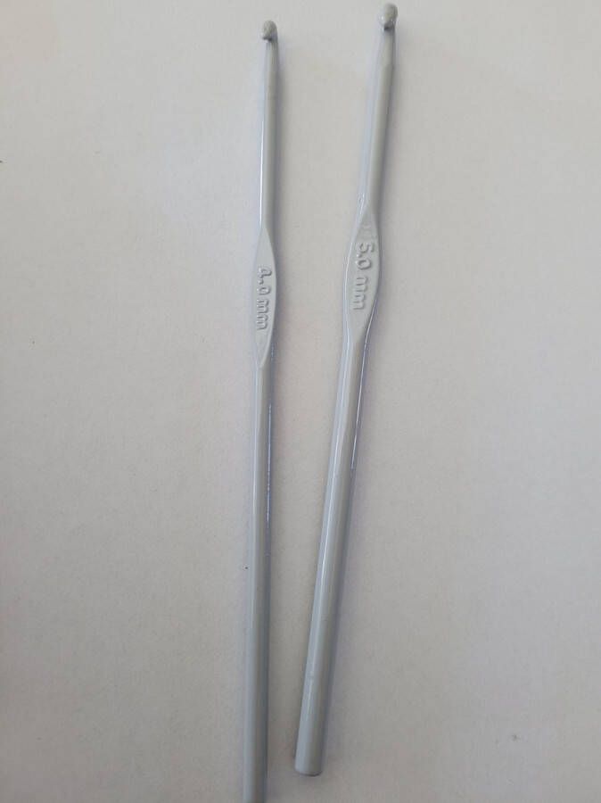 2x aluminium haaknaald grijs 15 cm no. 4 mm en 5 mm haaknaalden