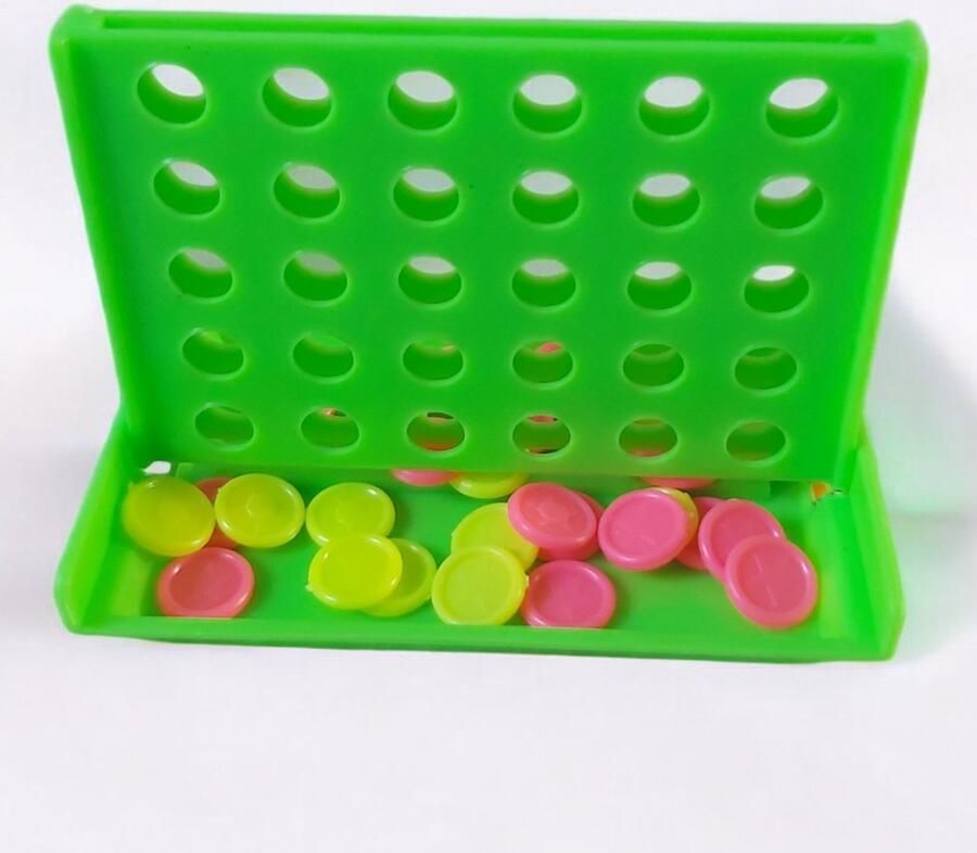 4 op een rij spel groen reisspel. strategisch denkspel mini formaat
