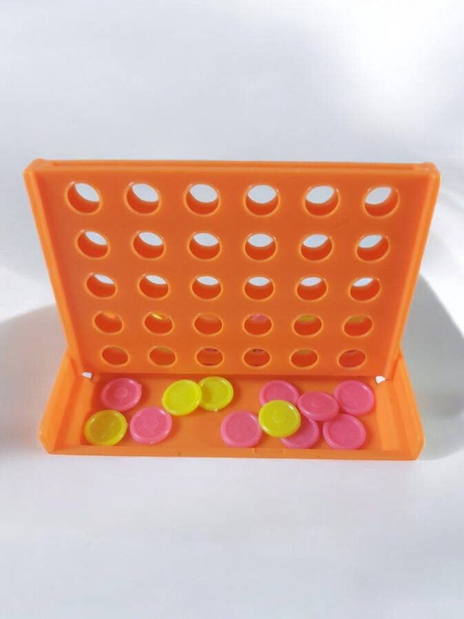 4 op een rij spel oranje leuk voor onderweg. strategisch denkspel mini formaat