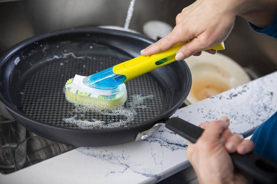 Afwasborstel met reservoir Geel Flexibele spoelspons Geïntegreerde handgreep Afwasmiddeldispenser Sponsborstel met standaard Afwasborstel