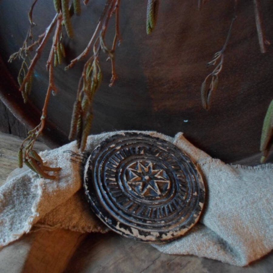 Authentieke mandala kaarsenhouder onderzetter gemaakt van speksteen 14 cm