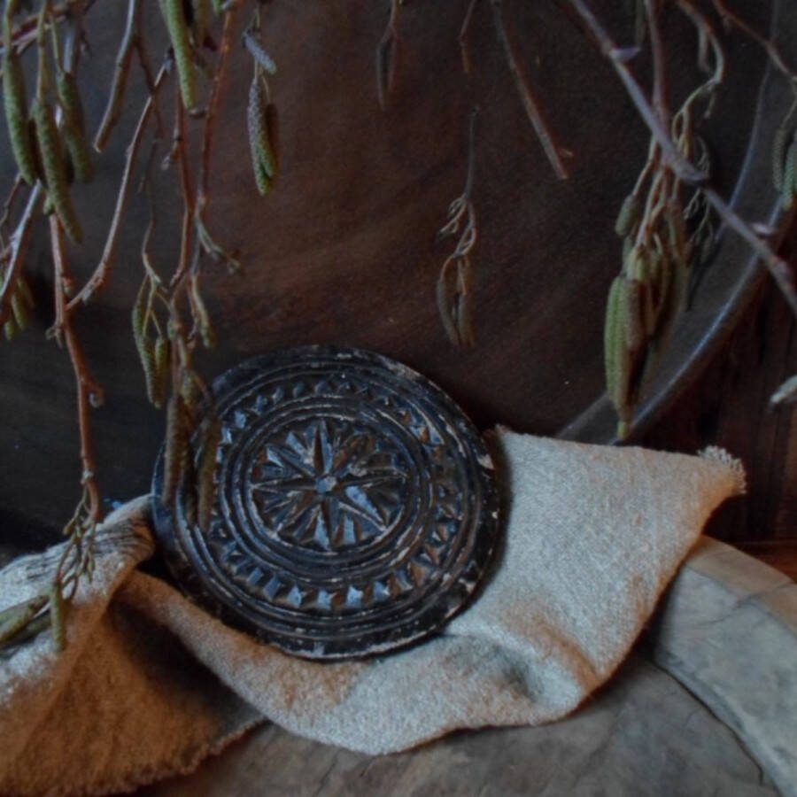 Authentieke mandala kaarsenhouder onderzetter gemaakt van speksteen 16 cm
